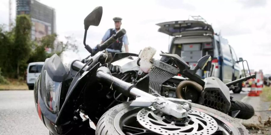 Ein Motorrad liegt nach einem Unfall auf der Strasse. Foto: David Young/dpa