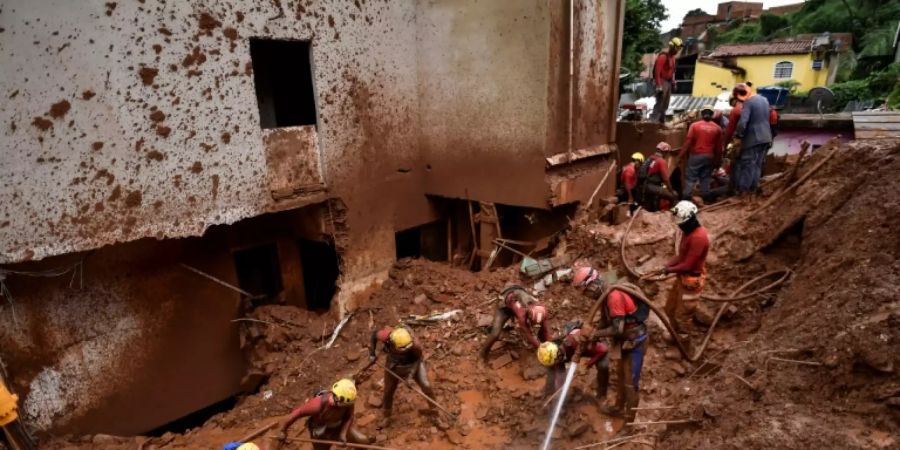 Retteungskräfte suchen in Belo Horizonte nach Vermissten