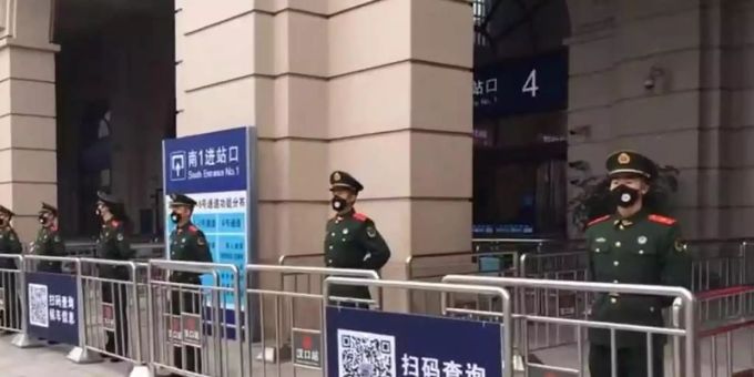 Paramilitärische Polizei hat einen Bahnhof in der Metropole Wuhan abgeriegelt. Foto: Uncredited/The Paper/dpa Paramilitärische Polizei hat einen Bahnhof in der Metropole Wuhan abgeriegelt. Foto: Uncredited/The Paper/dpa