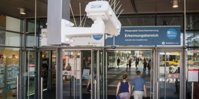 Das Stadtparlament von St. Gallen hat sich gegen den Einsatz automatischer Gesichtserkennung bei Videoüberwachungen im öffentlichen Raum ausgesprochen. Bodenaufkleber weisen 2017 am Bahnhof Südkreuz während einer Testphase auf Erkennungsbereiche zur Gesichtserkennung hin. Foto: Jörg Carstensen/dpa