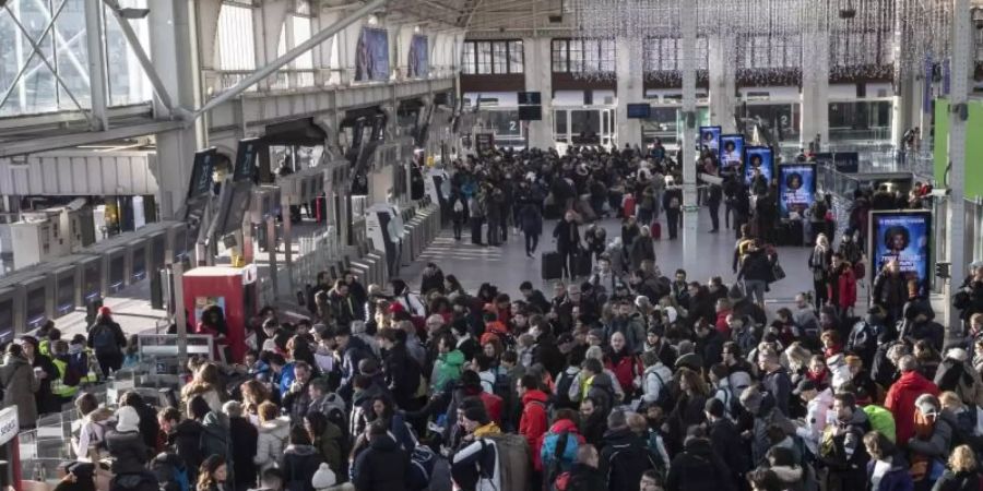 Reisende warten am Pariser Bahnhof Gare de Lyon. Ab Montag könnte sich die Situation im französischen Nahverkehr wieder beruhigen. Foto: Michel Euler/AP/dpa