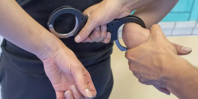 Festnahme in Marly FR - Täter (18) hat Geld von Raub bereits ausgegeben