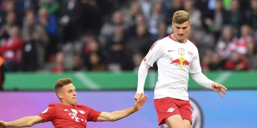 Bayerns Joshua Kimmich (l) und Leipzigs Timo Werner (r) kämpfen um den Ball. Foto: Matthias Balk/dpa