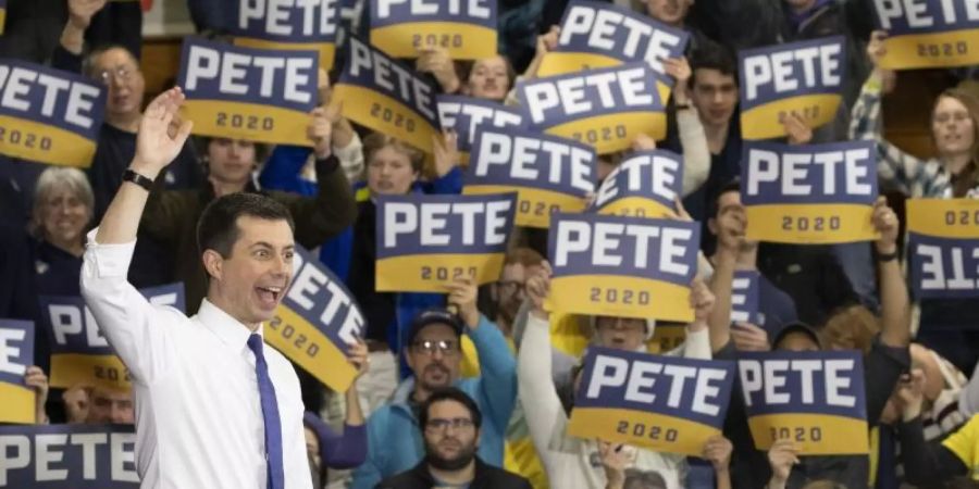 Pete Buttigieg winkt den Zuschauern während einer Wahlkampfkundgebung. Foto: Mary Altaffer/AP/dpa