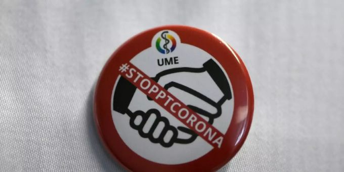 Button mit Aufschrift «Stop Corona» am Uniklinikum Essen (D). Stop Corona Essen