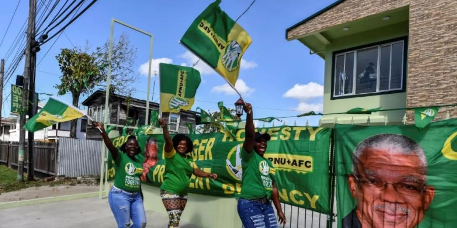 Fans von Präsident Granger vor ihrem Haus in Georgetown