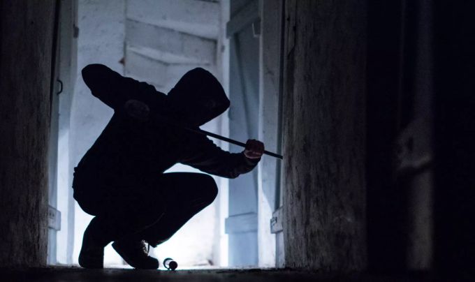 Die beiden Tatverdächtigen sind in Metzerlen SO in ein Haus eingebrochen, um Wertgegenstände zu erbeuten. einbruch