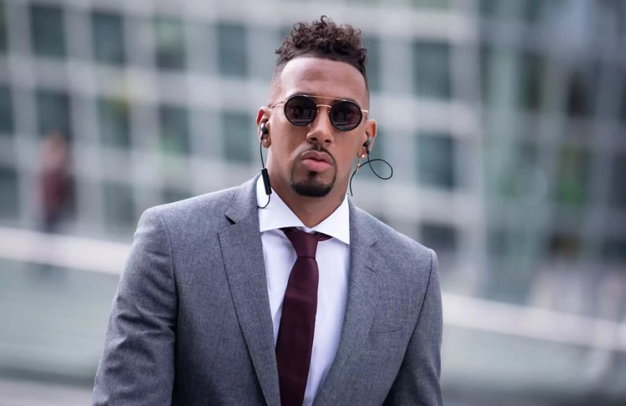 Jérôme Boateng im Anzug und mit modischer Brille.