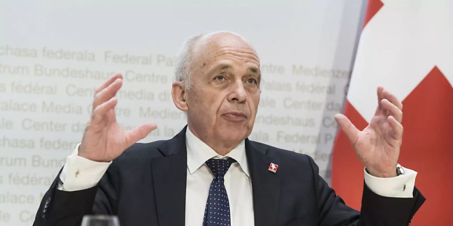 Der Bundesrat stockt die Wirtschaftshilfe im Zusammenhang mit der Coronavirus-Pandemie um 20 Milliarden Franken auf. Nun will er auch bei Missbrauch genauer hinschauen. Finanzminister Ueli Maurer hatte solchen zunächst als unwahrscheinlich bezeichnet. (Archivbild)