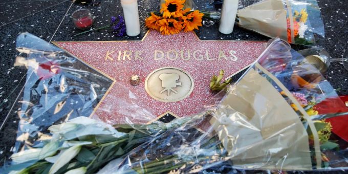Blumen liegen neben dem Stern des Schauspielers Kirk Douglas auf dem Hollywood Walk of Fame in Los Angeles. Der Hollywood-Star ist im Alter von 103 Jahren gestorben. Foto: John Locher Kirk Douglas