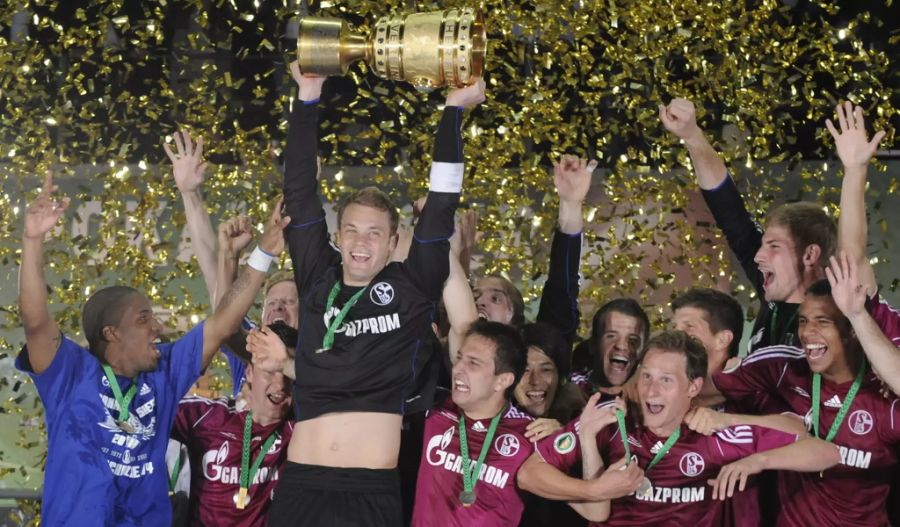 Mit den «Knappen» erreicht Neuer einmal das Champions-League-Viertelfinale, wird zweimal Vizemeister und gewinnt 2011 den DFB-Pokal.