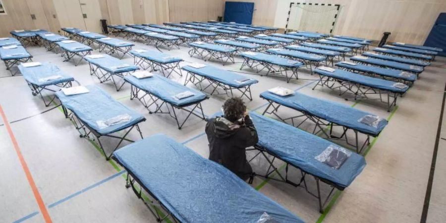 Diese Turnhalle auf dem Gelände des Frankfurter Flughafens steht als erste Quarantäne für die aus Wuhan ausgeflogenen Menschen bereit. Foto: Boris Roessler/dpa