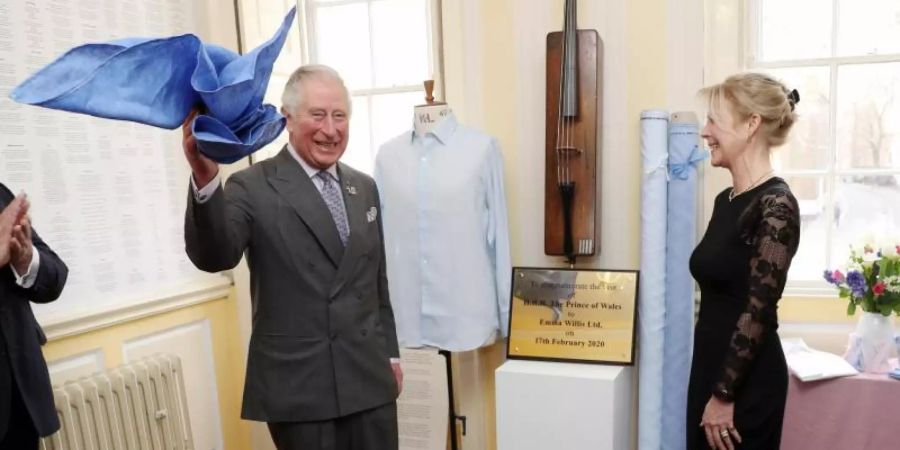 Prinz Charles enthüllt eine Gedenktafel anlässlich seines Besuchs in der Fabrik von Emma Willis. Foto: Chris Jackson/PA Wire/dpa