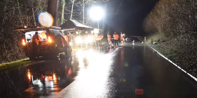 Bei einem Verkehrsunfall in Embrach ZH ist am Montagabend der Lenker eines Motorrades ums Leben gekommen. Embrach ZH