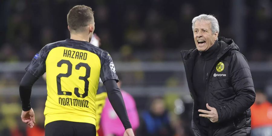 Lucien Favre gibt Thorgan Hazard Anweisungen.