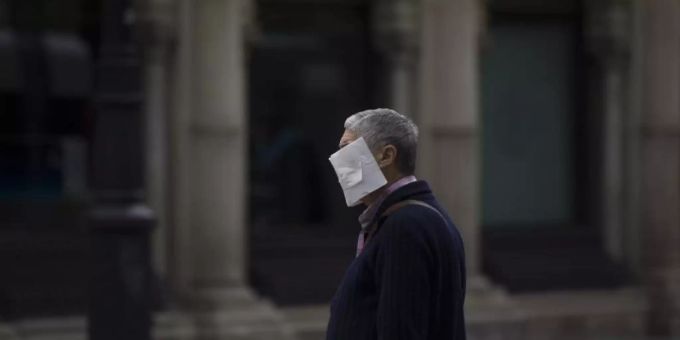 Ein Mann mit einer selbstgemachten Schutzmaske im Zentrum von Sevilla. Foto: María José López/Europa Press/dpa Ein Mann mit einer selbstgemachten Schutzmaske im Zentrum von Sevilla. Foto: María José López/Europa Press/dpa