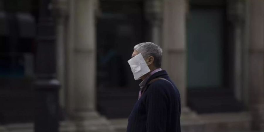 Ein Mann mit einer selbstgemachten Schutzmaske im Zentrum von Sevilla. Foto: María José López/Europa Press/dpa