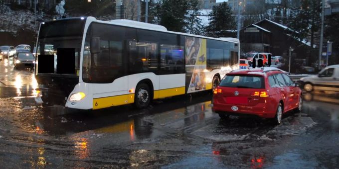 Bei dem Unfall in Schaffhausen wurde eine Passagieren des Busses verletzt. Schaffhausen Polizei Unfall Bus