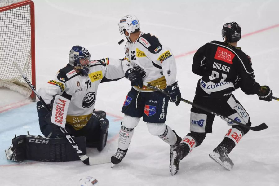 Das 1:0 für den HC Lugano via Julian Walkers Rücken.