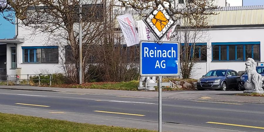 Ein Ortsschild in Reinach (AG).