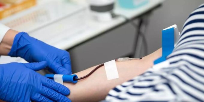 Italienurlauber dürfen in den vier Wochen nach ihrer Rückkehr kein Blut spenden. Foto: Bernd von Jutrczenka/dpa Italienurlauber dürfen in den vier Wochen nach ihrer Rückkehr kein Blut spenden. Foto: Bernd von Jutrczenka/dpa