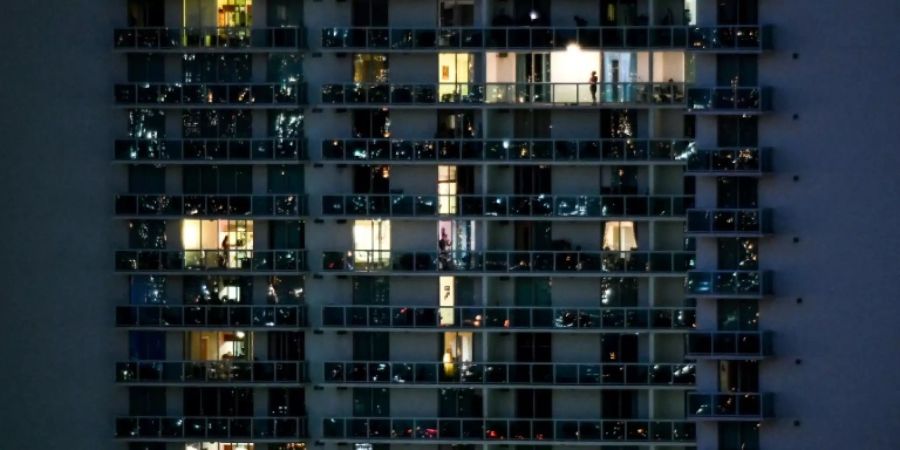 Einwohner in Miami applaudieren Ärzten und Pflegern