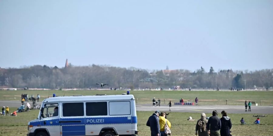 Polizeipatrouille auf dem Tempelhofer Feld in Berlin