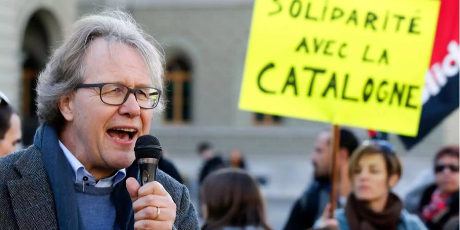 Jo Lang bei einer Demonstration für die katalanische Unabhängigkeitsbewegung in Bern.