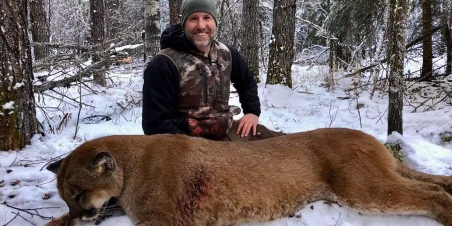 Stolz posiert Steve Ecklund mit seinem neusten Fang.