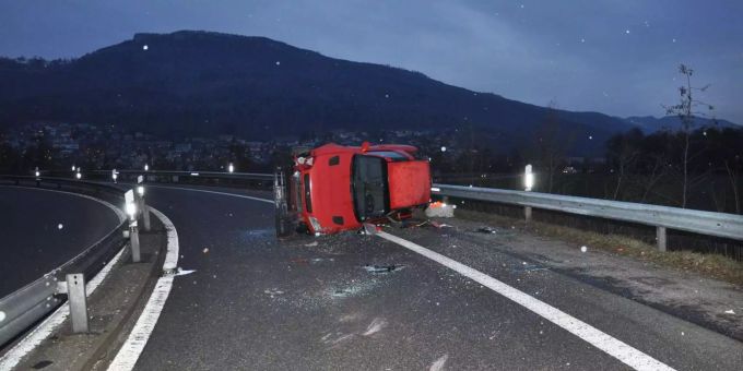 Autobahnausfahrt in Oensingen SO - Auto auf Seite gekippt