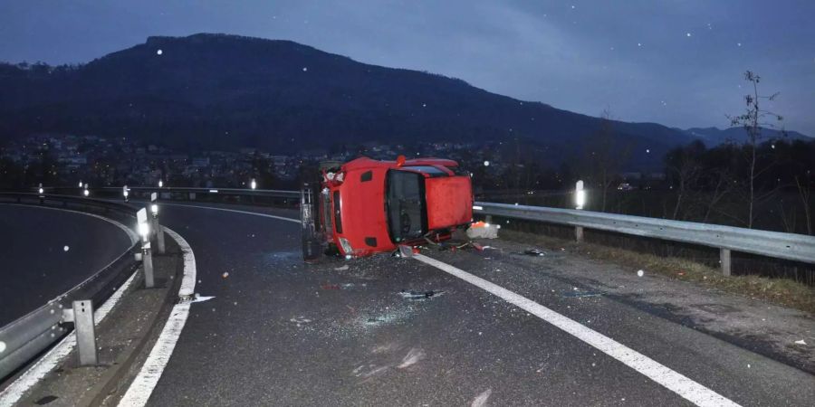 In Oensingen kippte ein Auto auf der Autobahnausfahrt.