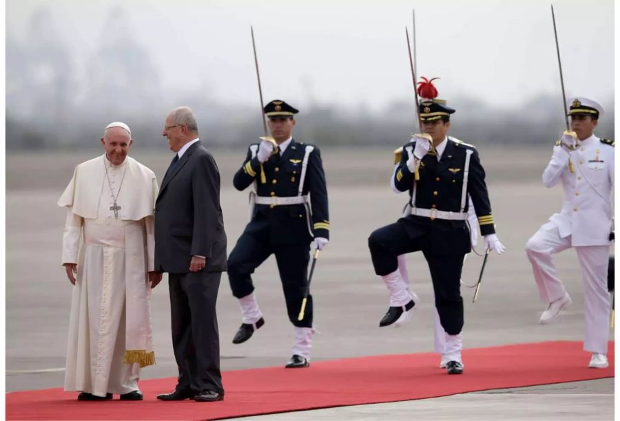 Papst Franziskus wird am Militärflughafen in Lima von Perus Präsident Pedro Pablo Kuczynski empfangen.