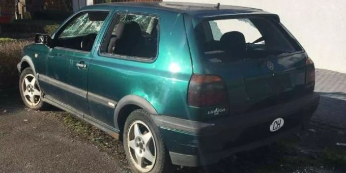 Ein VW Golf steht verwahrlost auf einem Privatparkplatz. Ein VW Golf steht verwahrlost auf einem Privatparkplatz.