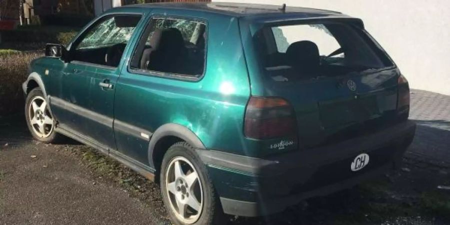 Ein VW Golf steht verwahrlost auf einem Privatparkplatz.
