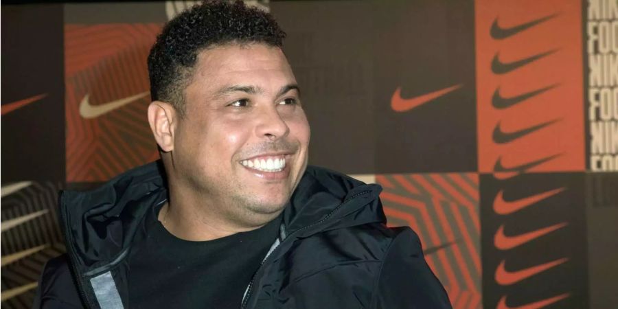 Ronaldo lächelt anlässlich einer Pressekonferenz in die Kamera.