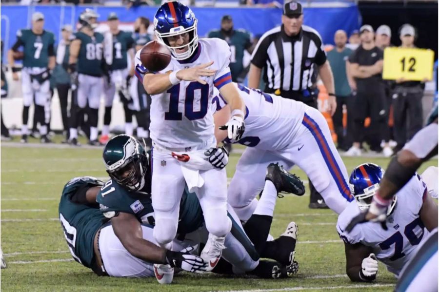 Bis auf Rookie-RB Saquon Barkley kann bei den Giants keiner überzeigen. QB Eli Manning gelingt kein einziger TD-Pass, dafür leistet er sich eine Interception und einen Fumble in der eigenen Endzone. Gegen die wiedererstarkten Philadelphia Eagles, um QB Carson Wentz, sind die Giants chancenlos und bleiben auf einem mikrigen Saisonsieg sitzen.