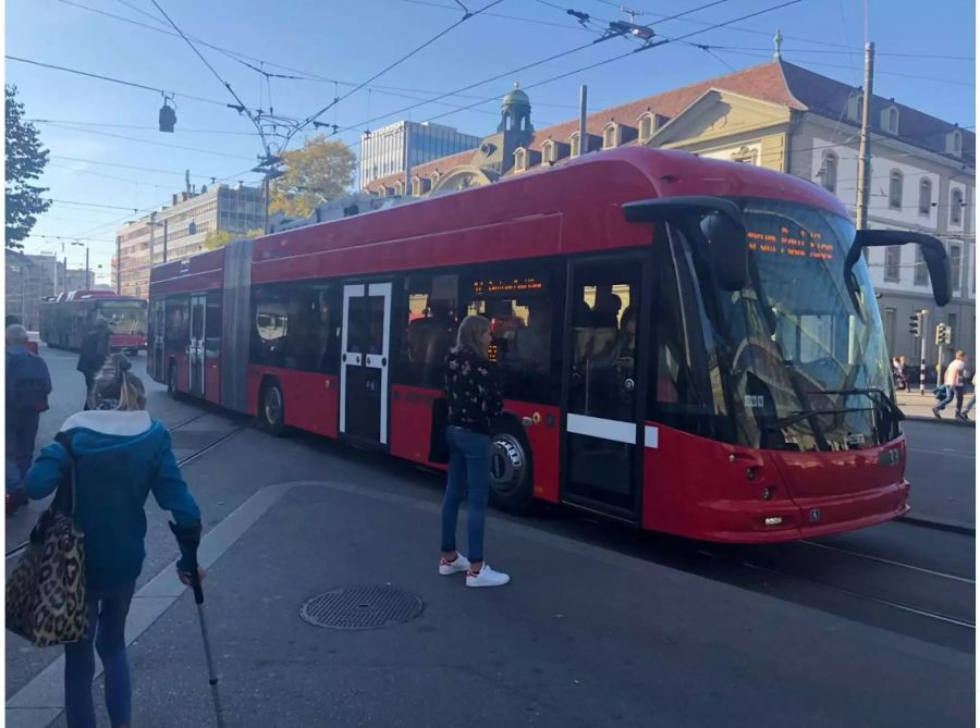 Ein angehaltener 12er Bus in der Stadt Bern.