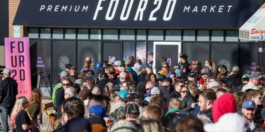 Menschen warten vor dem Marihuana-Shop Premium Four20 Market in Kanada um legal Gras zu kaufen.