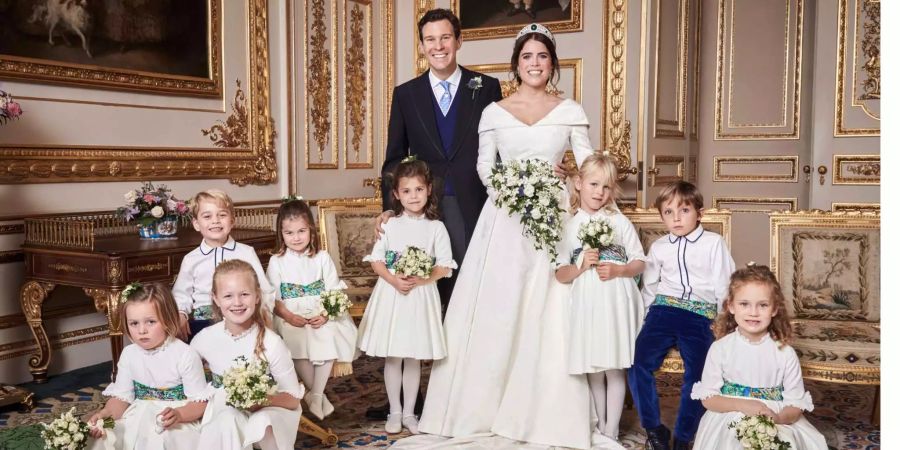 Prinzessin Eugenie und Jack Brooksbank im Kreise der jüngsten Mitglieder ihrer Familie im Schloss Windsor: Prinz George von Cambridge (hintere Reihe, l-r); Prinzessin Charlotte von Cambridge; Theodora Williams; Isla Phillips; Louis De Givenchy. Mia Tindall (Vordere Reihe, l-r); Savannah Phillips; Maud Windsor. Foto: Alex Bramall/Press Association Images/dpa