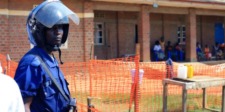 Ein Polizist steht im Kongo Wache.