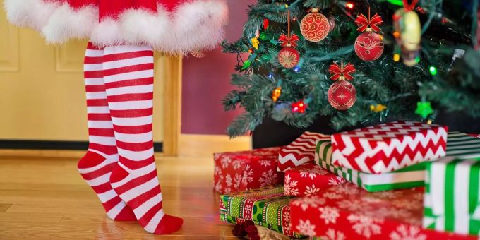 Die Deutschen importieren für Weihnachten Bäume und Schmuck. (Symbolbild) Ein Kind steht vor einem Weihnachtsbaum.