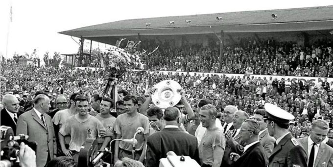Eintracht Braunschweig feiert 1967 die erste und bisher einzige Meinsterschaft. Eintracht Braunschweig