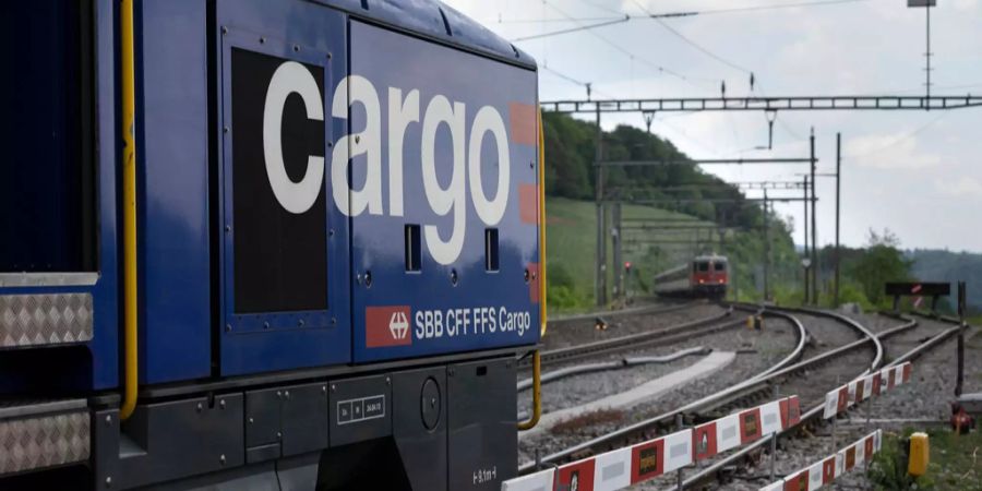 Eine Lokomtive der SBB Cargo wartet auf einen entgegenkommenden Zug der SBB.