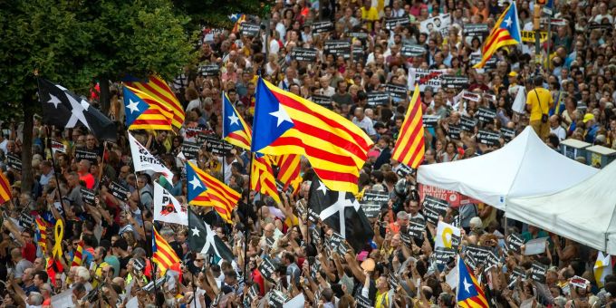 Katalonische Separatisten müssen sich vor Gericht verantworten. (Symbolbild) Unter dem Motto "Wir waren und werden wieder sein" protestieren Menschen anlässlich des ersten Jahrestages des Referendums zur Unabhängigkeit von Katalonien.
