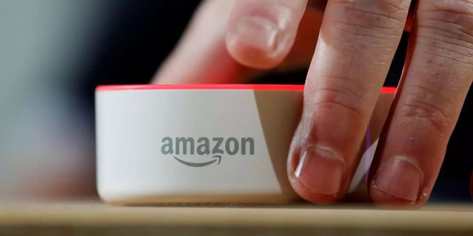 Amazon sprach von einem «isolierten Einzelfall» und verwies darauf, Massnahmen ergriffen zu haben. Der Lautsprecher Amazon Echo mit dem Alexa Voice Service.