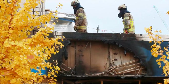Einsatzkräfte der Feuerwehr überprüfen den Ort der Billigunterkunft in Seoul. Einsatzkräfte der Feuerwehr überprüfen den Ort eines Brandes.