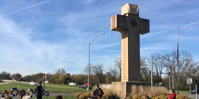 Eine Person hält vor dem Bladensburg Peace Cross im Bundesstaat Maryland eine Rede.