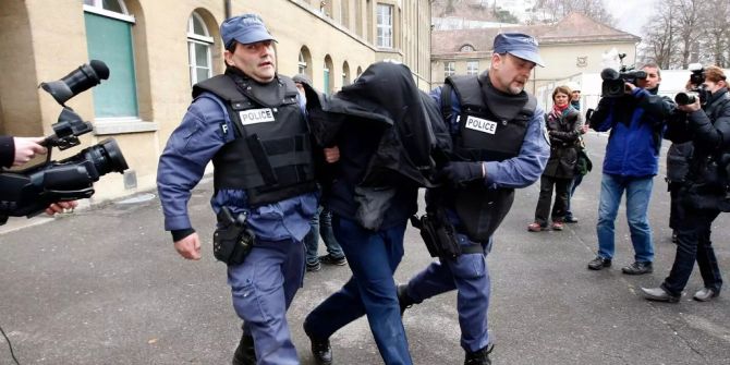 Polizisten fuehren im Rahmen einer Einsatzuebung einen Amoklaeufer aus dem Schulhaus Quader in Chur.