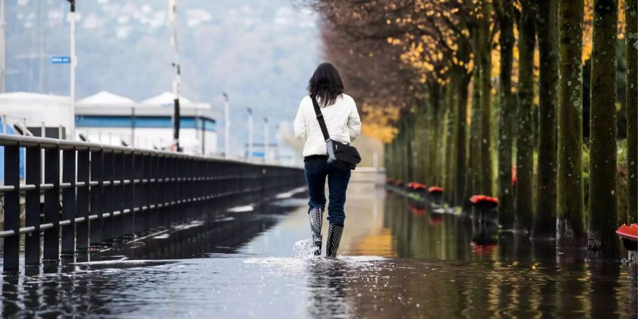 Überschwemmungen bei der Seepromenade Giuseppe Motta in Locarno.