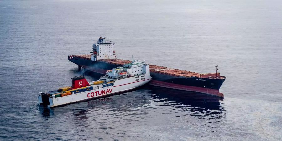 Ein tunesisches (r-l) und ein zypriotisches Containerschiff sind kurz vor Korsika kollidiert.